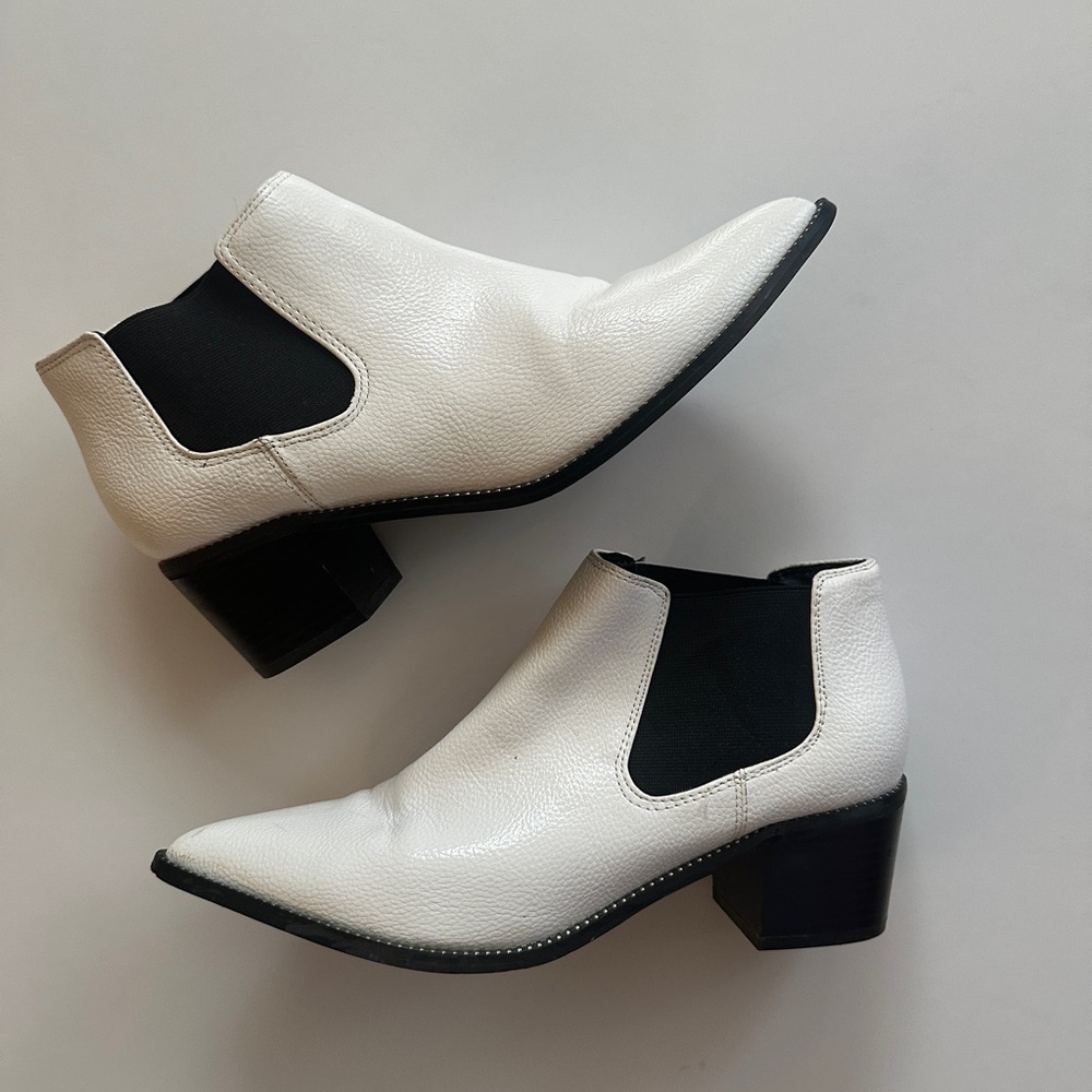 American Eagle White Pointy Ankle Boots